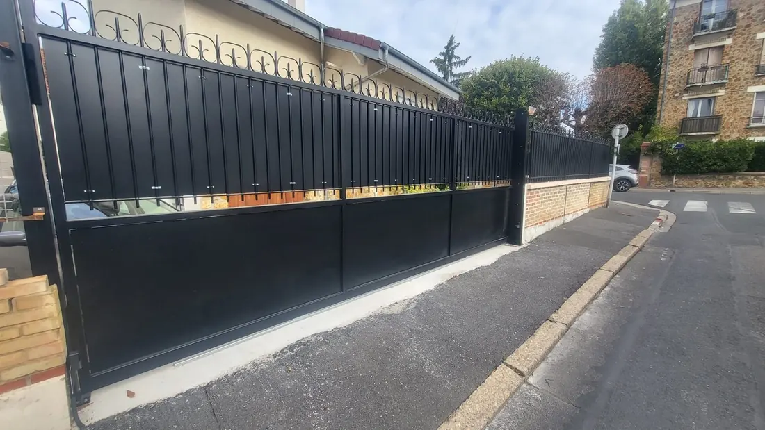 Clôture en ferronnerie noire le long d'une rue - Ancra Façade