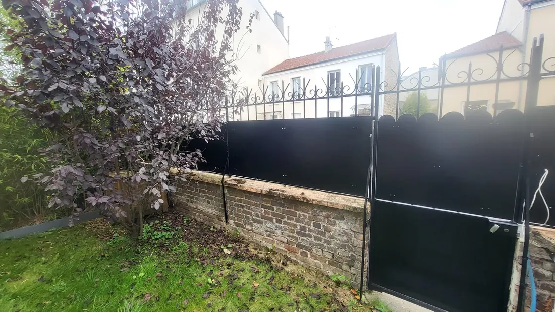 Clôture et portail en ferronnerie peints en noir - Ancra Façade