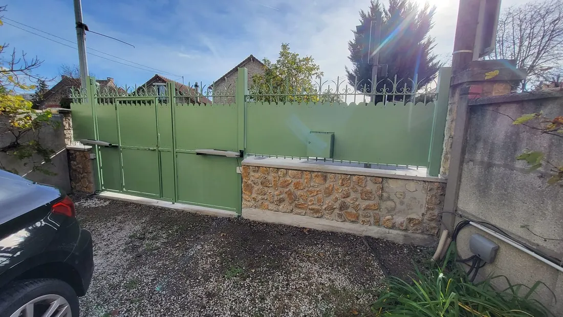 Portail en ferronnerie peint en vert - Ancra Façade